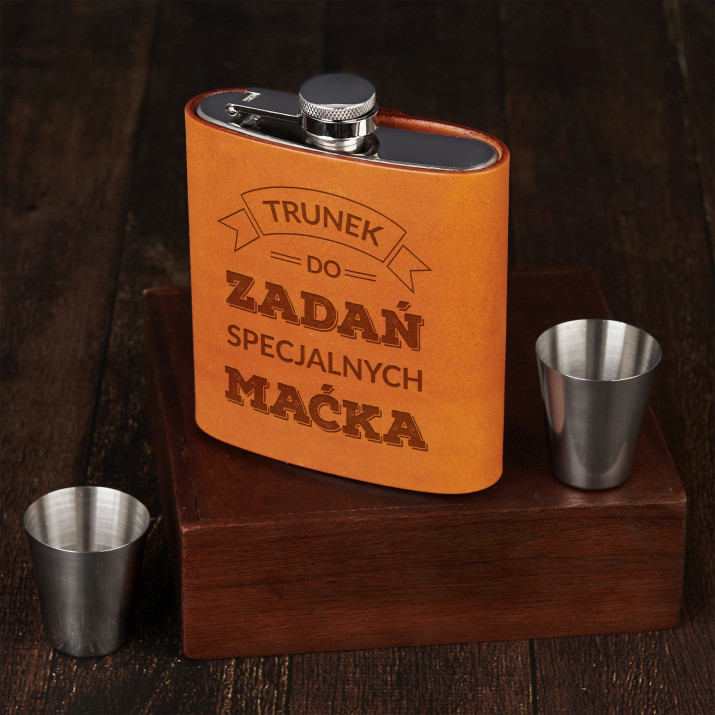 Do zadań specjalnych - Piersiówka w skórzanej oprawie Do zadań specjalnych - Piersiówka w skórzanej oprawie