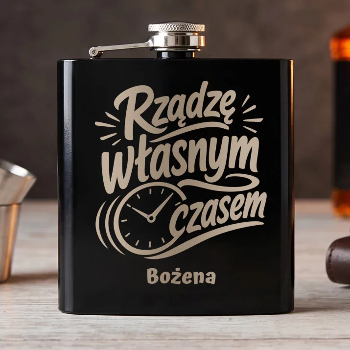 Piersiówka z Grawerem Dla Emerytki Prezent Na Emeryturę Dla Kobiety: Rządzę Własnym Czasem