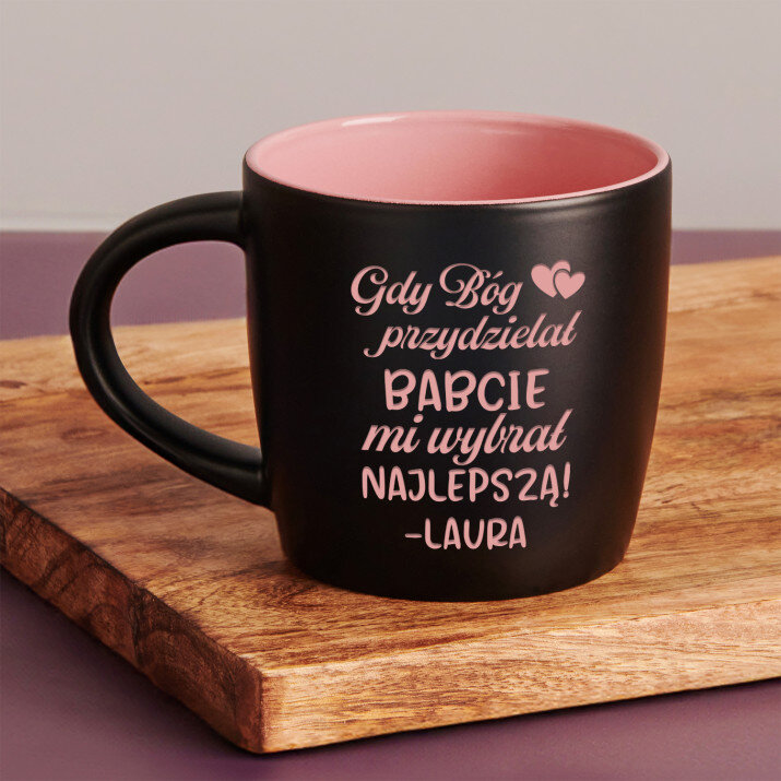 Gdy Bóg przydzielał babcie - Czarny kubek ceramiczny Gdy Bóg przydzielał babcie - Czarny kubek ceramiczny
