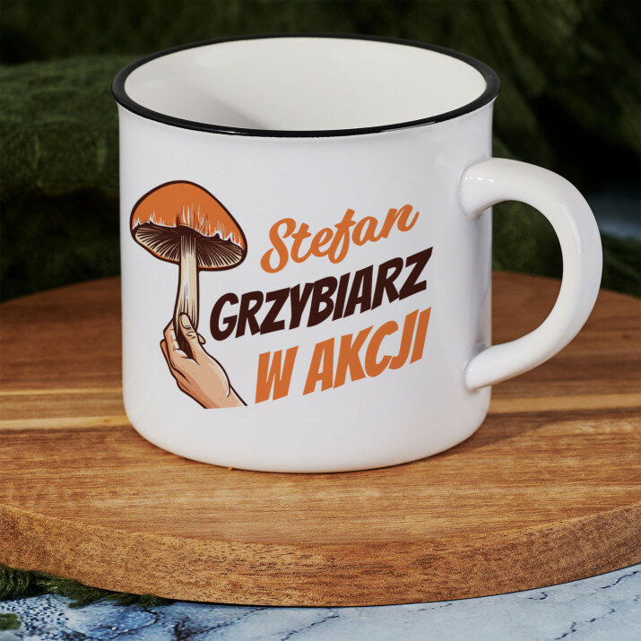 Grzybiarz w akcji - Kubek ceramiczny z czarnym rantem