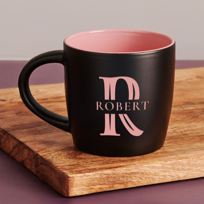 Inicjał imię - Czarny kubek ceramiczny