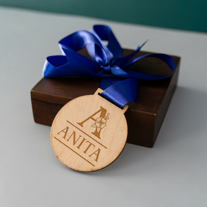 Inicjał imię floral - Drewniany medal