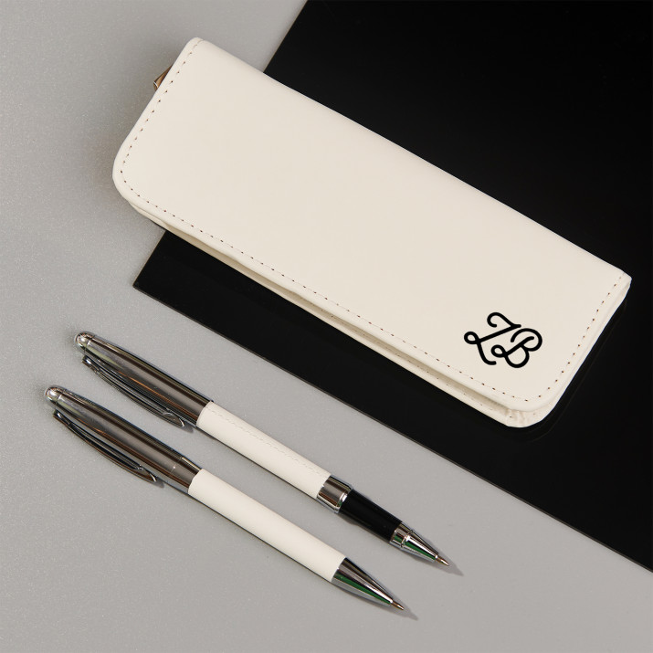 Inicjały 2 - Zestaw piśmienniczy w skórzanym piórniku