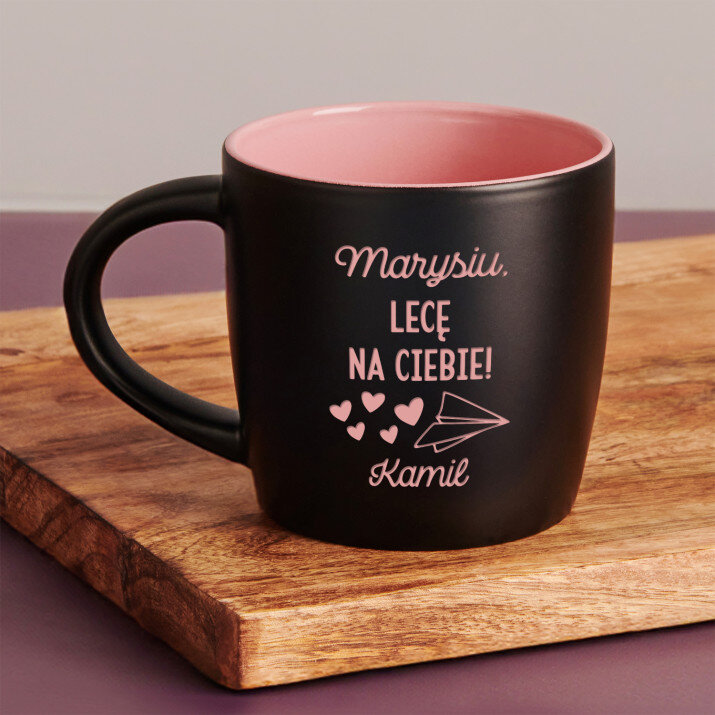 Lecę na ciebie - Czarny kubek ceramiczny Lecę na ciebie - Czarny kubek ceramiczny