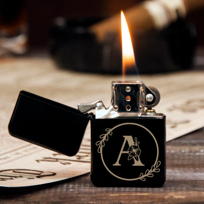 Monogram w kole kwiaty - Zapalniczka z grawerem