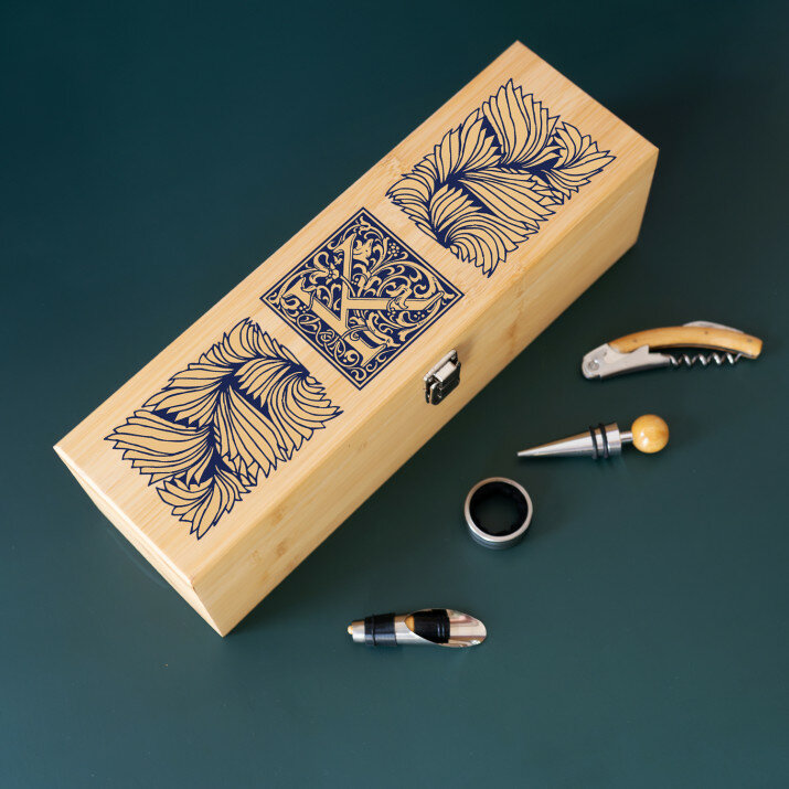 Monogram z ornamentami - Skrzynka na wino z akcesoriami Monogram z ornamentami - Skrzynka na wino z akcesoriami
