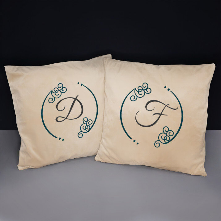 Monogramy 2 - Zestaw Dwóch Poduszek Dekoracyjnych Monogramy 2 - Zestaw Dwóch Poduszek Dekoracyjnych