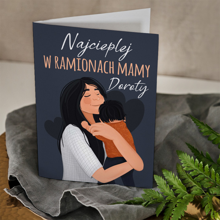 Najcieplej w ramionach mamy - kartka z życzeniami