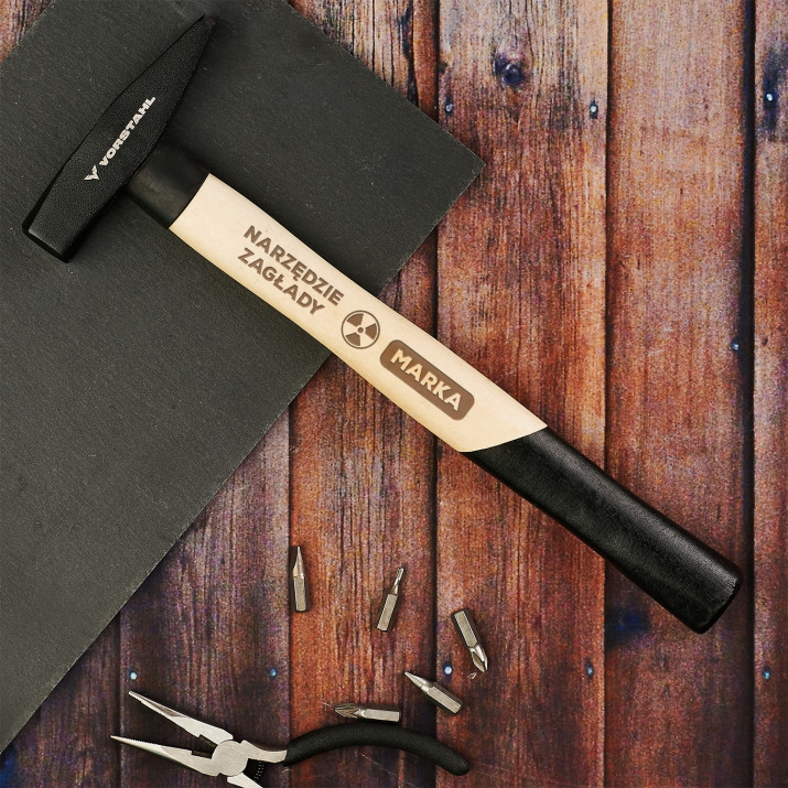 Narzędzie zagłady - Młotek z grawerem