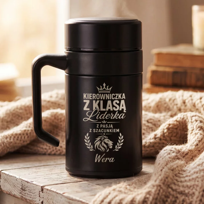 Kubek Termiczny Z Grawerem Dla Kierowniczki Prezent Dla Kobiety: Kierowniczka Z Klasą Kubek Termiczny Z Grawerem Dla Kierowniczki Prezent Dla Kobiety: Kierowniczka Z Klasą