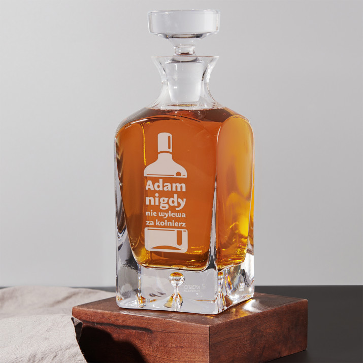 Nigdy nie wylewa - grawerowana karafka do whisky