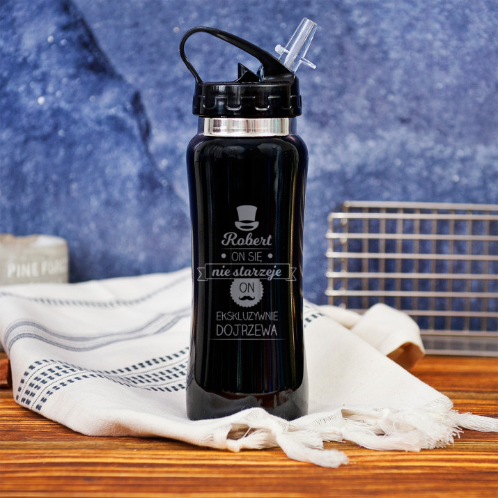 On się nie starzeje - bidon z grawerem