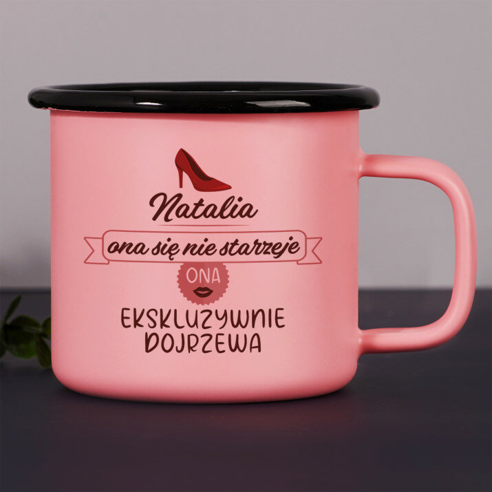Ona się nie starzeje - Kubek emaliowany Ona się nie starzeje - Kubek emaliowany