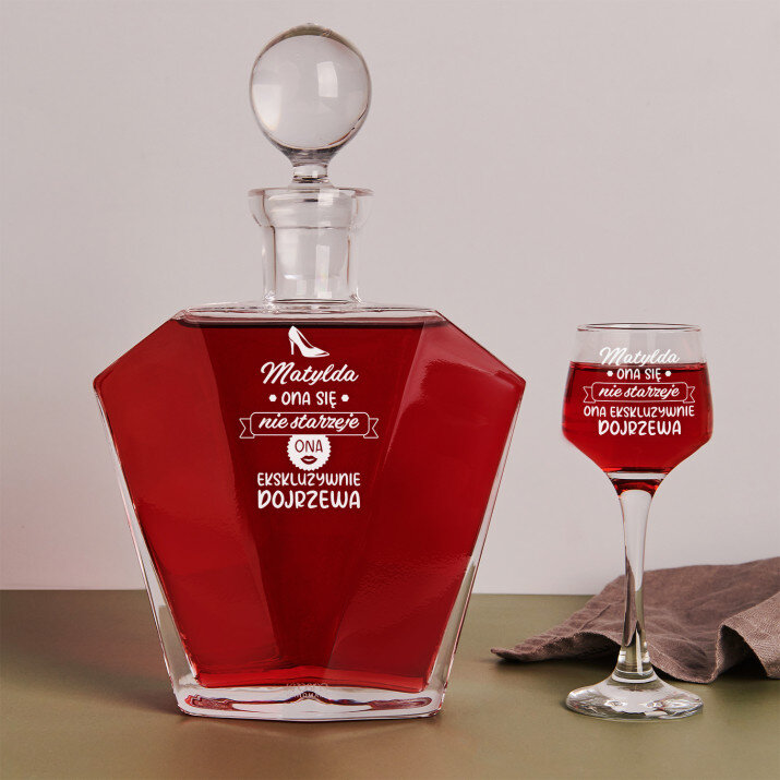 Ona się nie starzeje - zestaw: grawerowana karafka i kieliszki