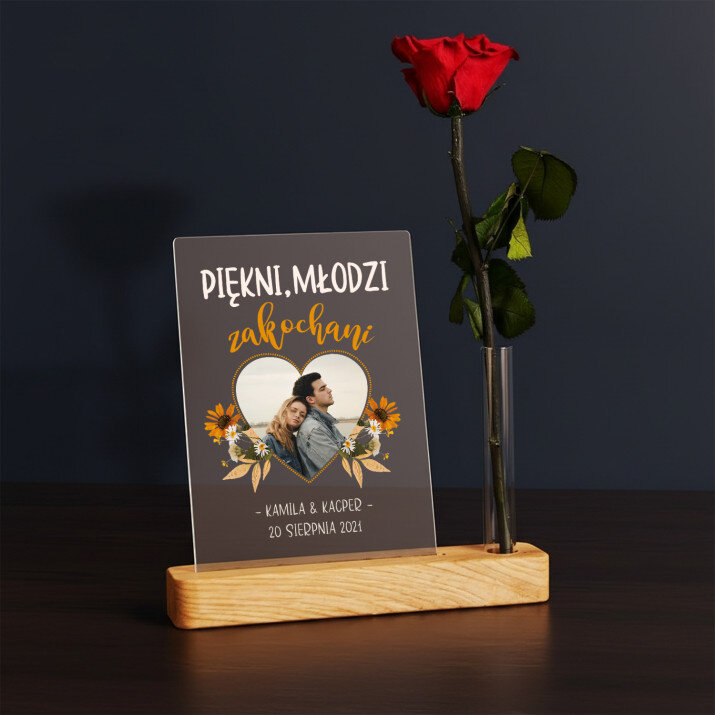 Piękni młodzi zakochani - Wydruk na szkle akrylowym z różą Piękni młodzi zakochani - Wydruk na szkle akrylowym z różą