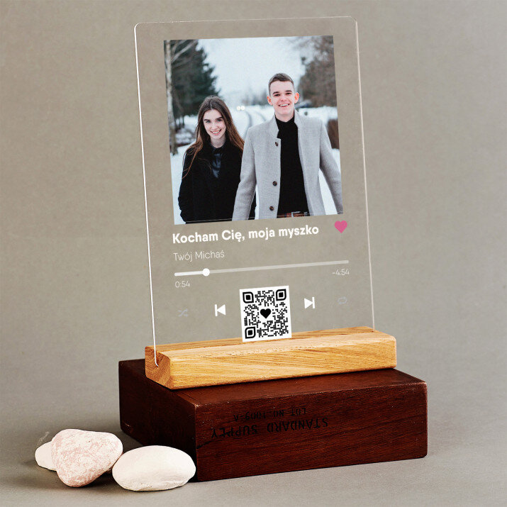 Piosenka spotify z kodem QR dla dziewczyny - Wydruk na szkle akrylowym z podstawką Piosenka spotify z kodem QR dla dziewczyny - Wydruk na szkle akrylowym z podstawką