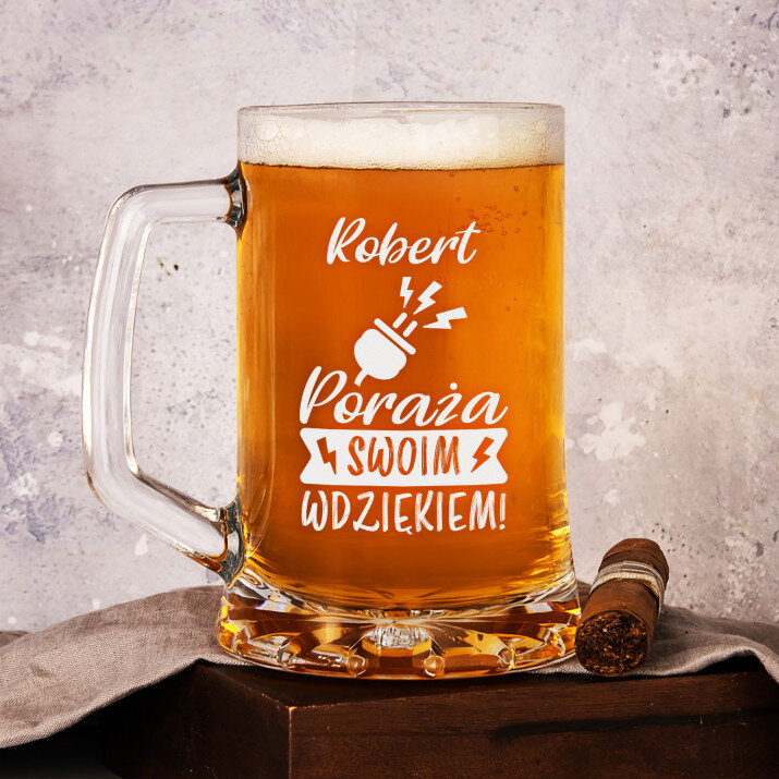 Poraża swoim wdziękiem - Personalizowany Kufel