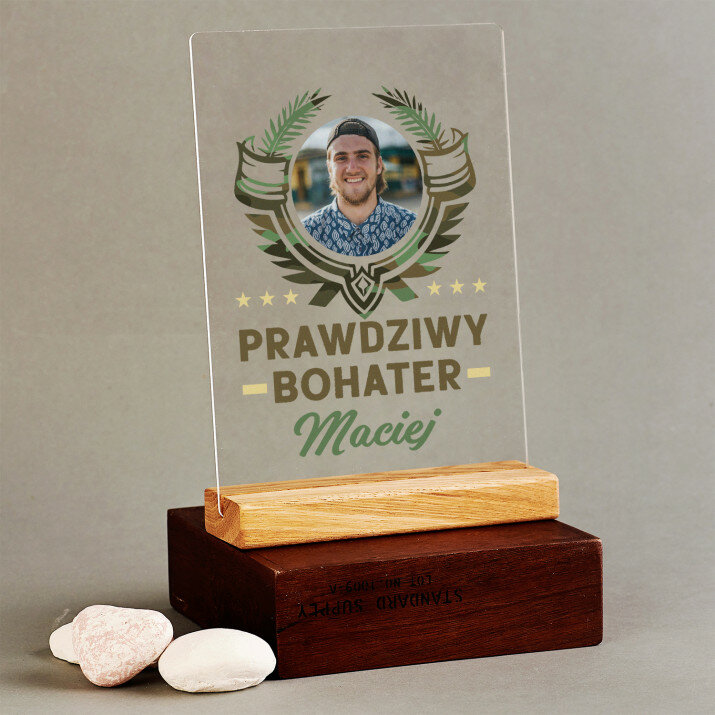 Prawdziwy bohater - Wydruk na szkle akrylowym z podstawką Prawdziwy bohater - Wydruk na szkle akrylowym z podstawką