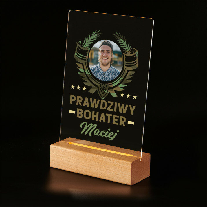Prawdziwy bohater - Wydruk na szkle akrylowym z podstawką led