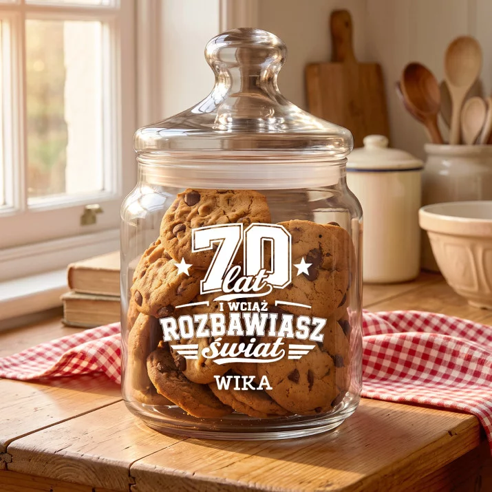 Słoik Na Ciastka z Grawerem Na 70 Prezent Dla 70 Latki Kobiety: 70 Lat I Wciąż Rozbawiasz Słoik Na Ciastka z Grawerem Na 70 Prezent Dla 70 Latki Kobiety: 70 Lat I Wciąż Rozbawiasz