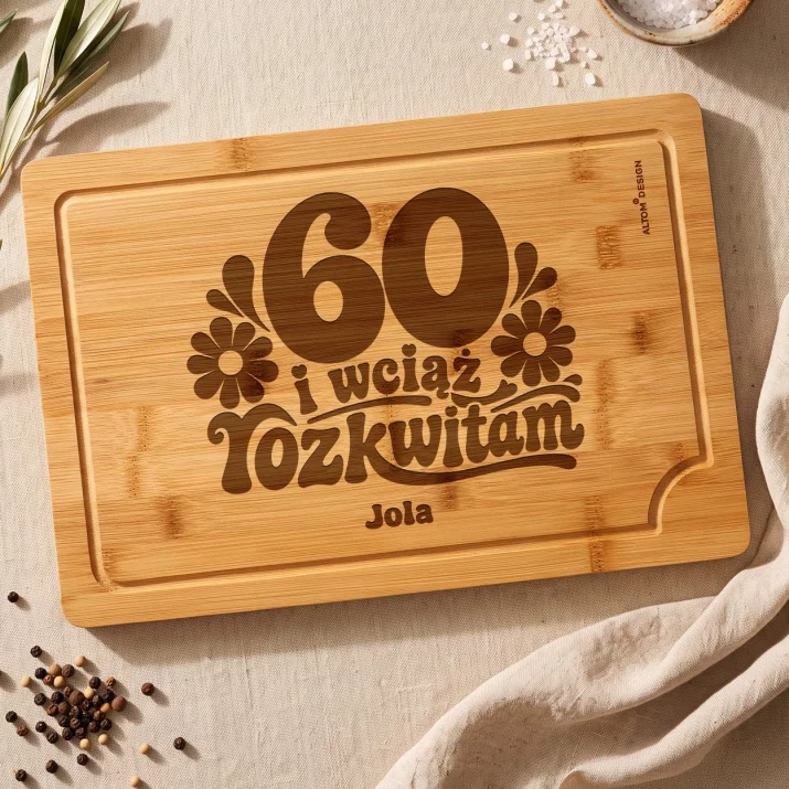 Deska Do Krojenia z Grawerem Na 60 Prezent Na 60 Urodziny Dla Kobiety: 60 I Wciąż Rozkwitam Deska Do Krojenia z Grawerem Na 60 Prezent Na 60 Urodziny Dla Kobiety: 60 I Wciąż Rozkwitam