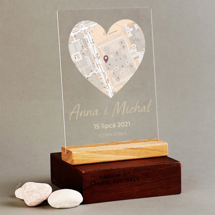 Serce - Twoja lokalizacja - wydruk na szkle akrylowym z podstawką Serce - Twoja lokalizacja - wydruk na szkle akrylowym z podstawką