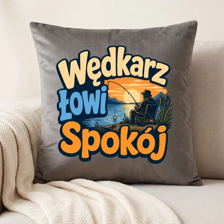 Poduszka Dekoracyjna Dla Wędkarza Prezent Dla Mężczyzny: Wędkarz Łowi Spokój Poduszka Dekoracyjna Dla Wędkarza Prezent Dla Mężczyzny: Wędkarz Łowi Spokój