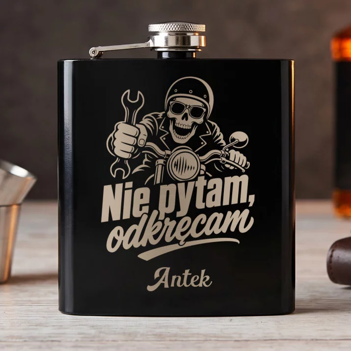 Piersiówka Z Grawerem Dla Fana Motocykli Prezent Dla Mężczyzny: Nie Pytam, Odkręcam