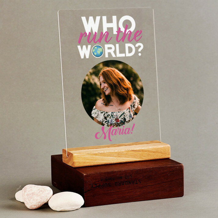 Who run the world - Wydruk na szkle akrylowym z podstawką Who run the world - Wydruk na szkle akrylowym z podstawką