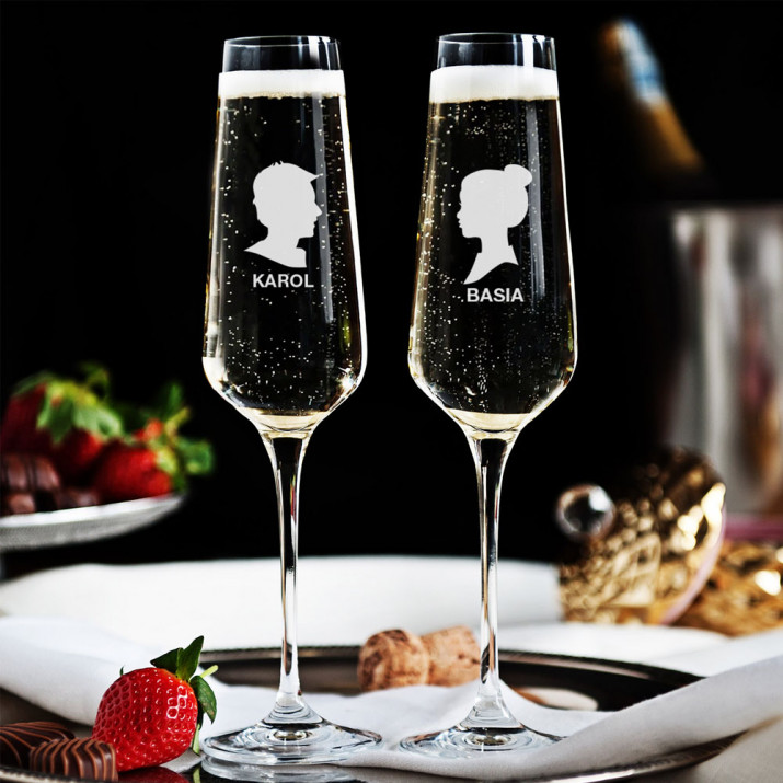 Z profilu - Dwa Grawerowane Kieliszki do szampana
