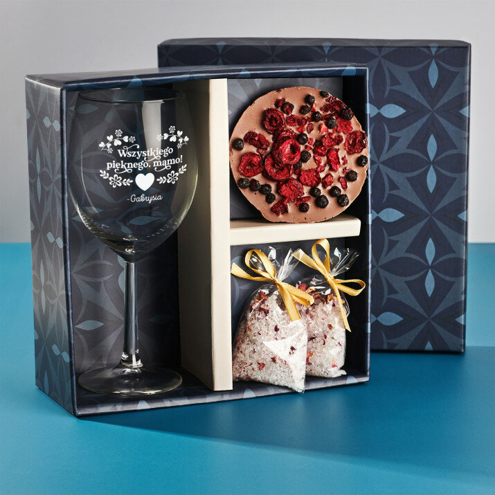 Zestaw prezentowy dla mamy z kieliszkiem do wina i solami do kąpieli Zestaw prezentowy dla mamy z kieliszkiem do wina i solami do kąpieli
