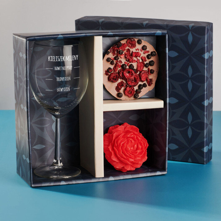 Zestaw prezentowy dla niej z kieliszkiem do wina