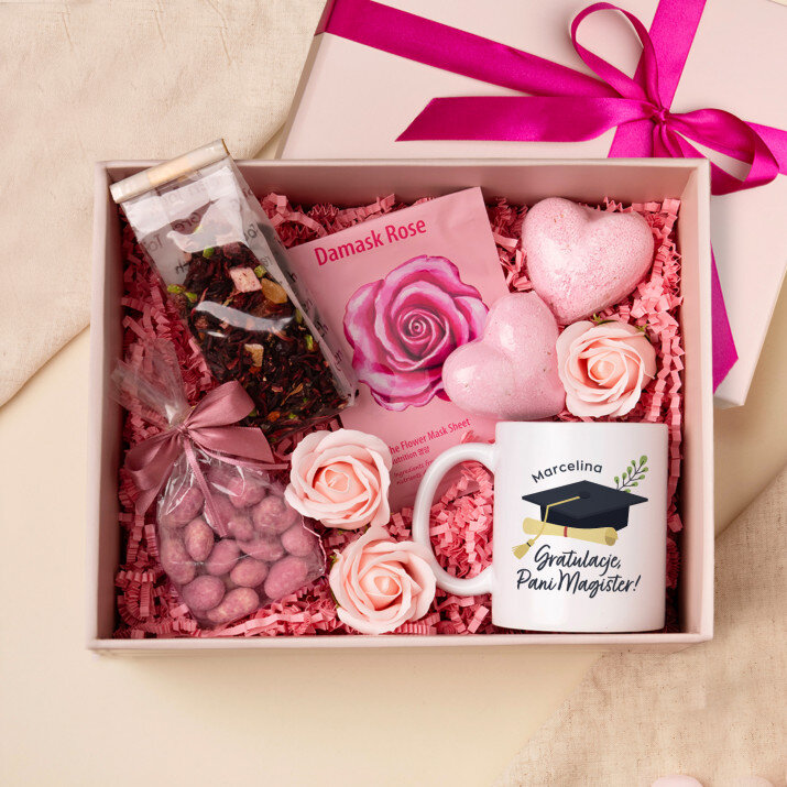 Zestaw prezentowy dla pani magister z kubkiem i różanym spa Zestaw prezentowy dla pani magister z kubkiem i różanym spa