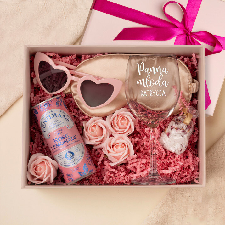 Zestaw prezentowy dla panny młodej z kieliszkiem i opaską na oczy Zestaw prezentowy dla panny młodej z kieliszkiem i opaską na oczy