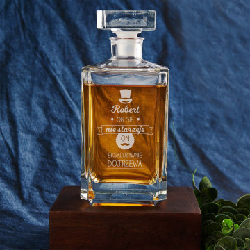 On się nie starzeje - Grawerowana karafka do whisky 0,7l