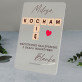 Kocham cię scrabble - Wydruk na szkle akrylowym z podstawką Kocham cię scrabble - Wydruk na szkle akrylowym z podstawką