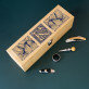 Monogram z ornamentami - Skrzynka na wino z akcesoriami Monogram z ornamentami - Skrzynka na wino z akcesoriami