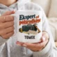 Kubek Personalizowany Na Parapetówkę Prezent Dla Mężczyzny: Ekspert Od Półśrodków Kubek Personalizowany Na Parapetówkę Prezent Dla Mężczyzny: Ekspert Od Półśrodków