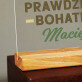 Prawdziwy bohater - Wydruk na szkle akrylowym z podstawką Prawdziwy bohater - Wydruk na szkle akrylowym z podstawką