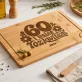 Deska Do Krojenia z Grawerem Na 60 Prezent Na 60 Urodziny Dla Kobiety: 60 I Wciąż Rozkwitam Deska Do Krojenia z Grawerem Na 60 Prezent Na 60 Urodziny Dla Kobiety: 60 I Wciąż Rozkwitam