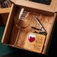 Zestaw prezentowy dla pani magister z kieliszkiem do wina i korkociągiem Zestaw prezentowy dla pani magister z kieliszkiem do wina i korkociągiem